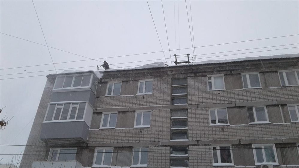 В Ульяновске активизировали работу по очистке кровель от сосулек и снега