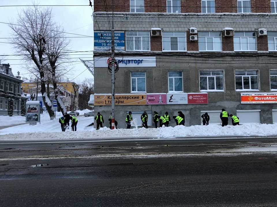 В Ульяновске всю ночь чистили дороги, теперь взялись за крыши