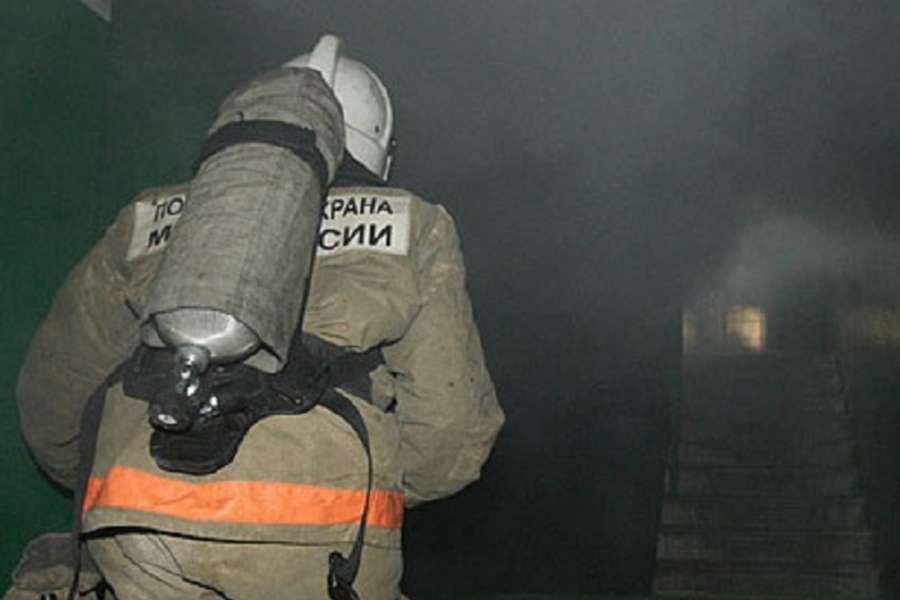 На Рябикова в многоэтажке произошёл пожар