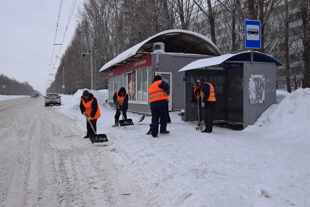 Остановки общественного транспорта и заездные карманы очищают от снега ульяновские дорожники