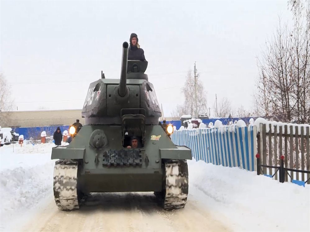 Кадет из Троицкого Сунгура отправился на фильм «Т-34» на… танке Т-34