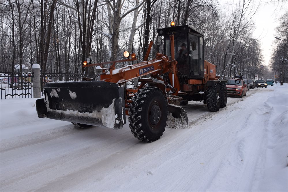 В Ульяновске дорожная техника очищает от снега улицы пригородной зоны