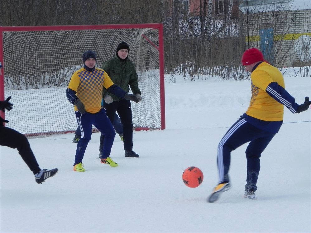 Гол пяткой, неудачи «Лады» и удар по лицу. В Димитровграде идут матчи чемпионата по зимнему мини-футболу