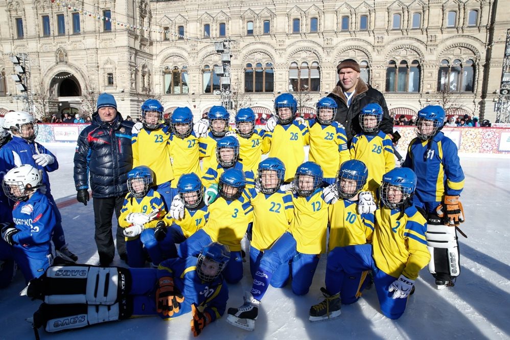 Юные ульяновские хоккеисты делят лед на Красной площади с актером Башаровым и футболистом Сычевым