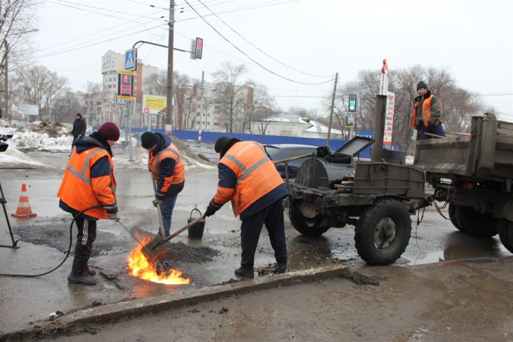 В Ульяновске коммунальщики поливают дороги жидким реагентом