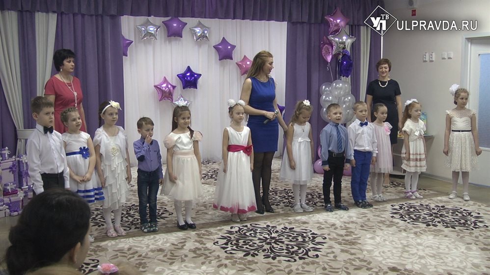 Сергей Морозов вручил малышам путевки в новый детский сад