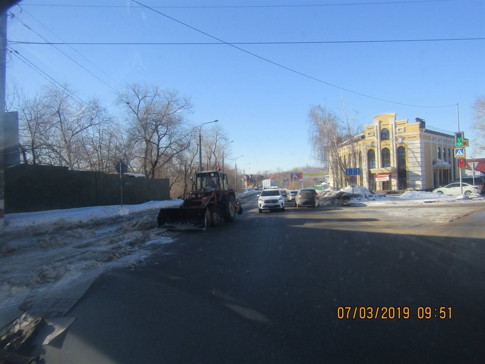 Ульяновские дорожники рыхлят сугробы на обочинах