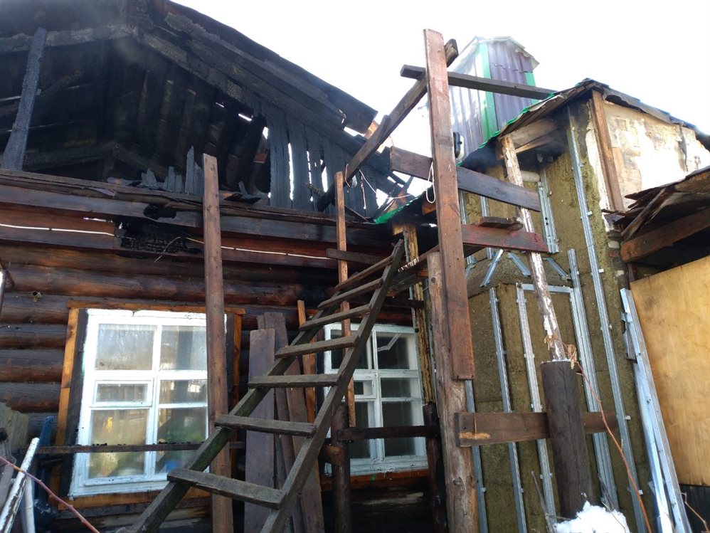 38 человек тушили горящий на севере Ульяновска двухквартирный дом