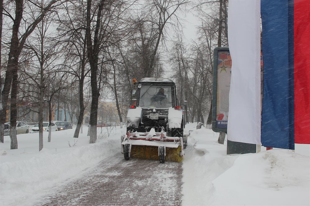 Улицы Ульяновска от снега очищают 82 спецмашины