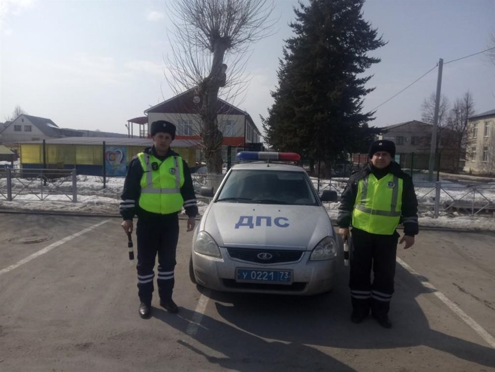 Автоинспекторы помогли ульяновскому водителю устранить неисправность