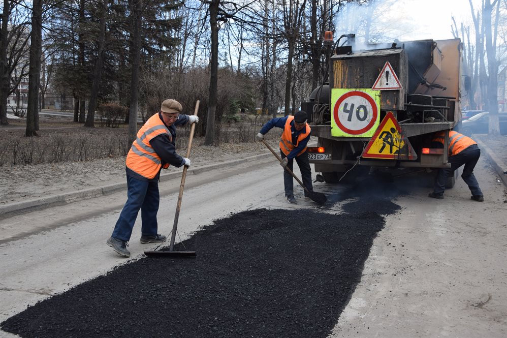 8 бригад «Дорремстроя» ремонтируют дороги Ульяновска горячим асфальтом
