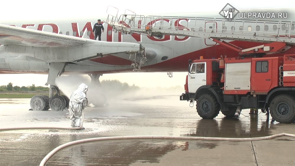 В аэропорту «Ульяновск-Восточный» потушили самолёт. Спасатели, медики и пожарные прибыли вовремя