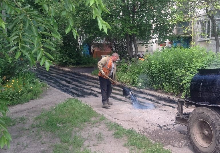 В Ульяновске начали ремонтировать дворы