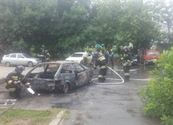 В Новом городе загорелись две машины на парковке. Одна уничтожена полностью