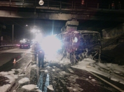 Автобус «Самара-Ульяновск» загорелся после столкновения с опорой моста