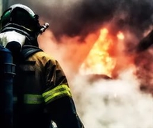 Пожарные успели эвакуировать из огня пожилую семейную пару