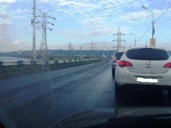 Две машины устроили пробку на Императорском мосту и «легковой восьмерке» в утренний час-пик (фото)