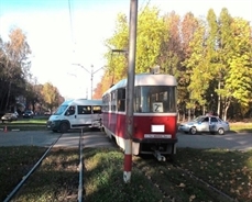 Маршрутка не уступила дорогу трамваю (фото)