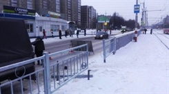 Ульяновцы сломали забор, мешавший идти к магазину