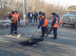 Несмотря на холода, дороги Ульяновска снова ремонтируют