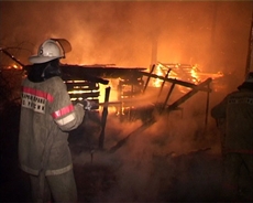 В Заволжье сгорел дощатый садовый домик