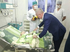 Губернатор Ульяновской области посетил в больнице травмированного малыша