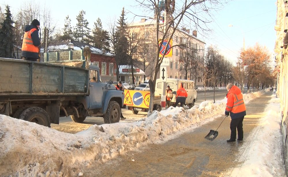 В Ульяновске с улиц вывозят снег и обрабатывают тротуары песком