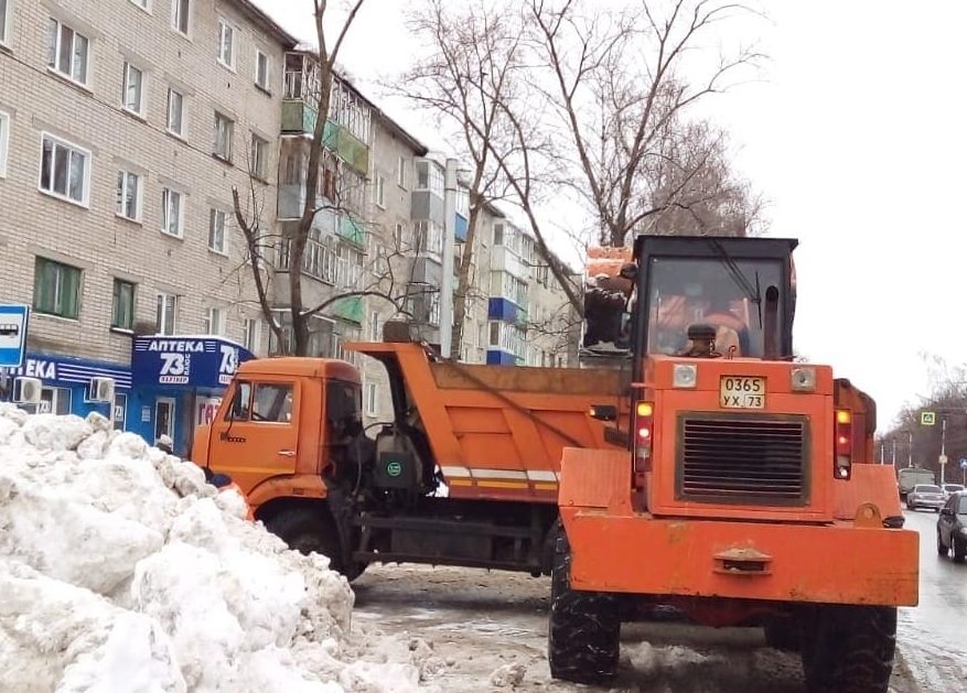 65 спецмашин очищают областной центр от снега