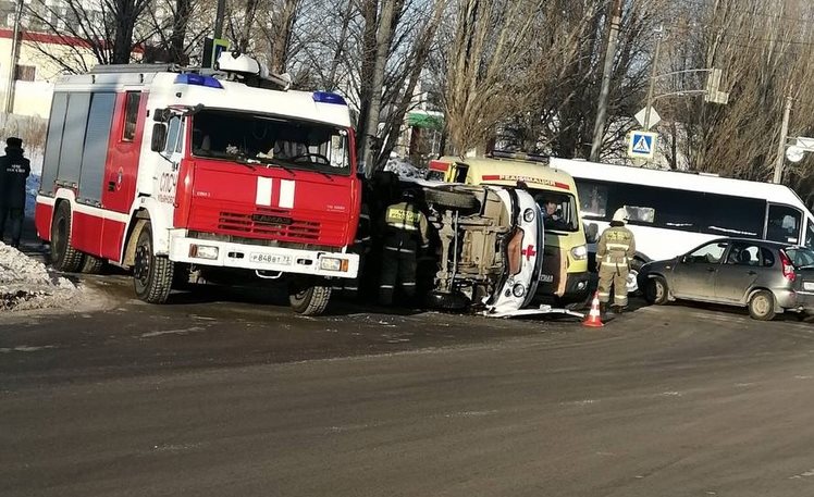 В Новом городе перевернулась машина скорой помощи