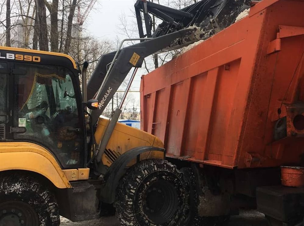 Дорожники Ульяновска вывозят снег с остановок и перекрёстков