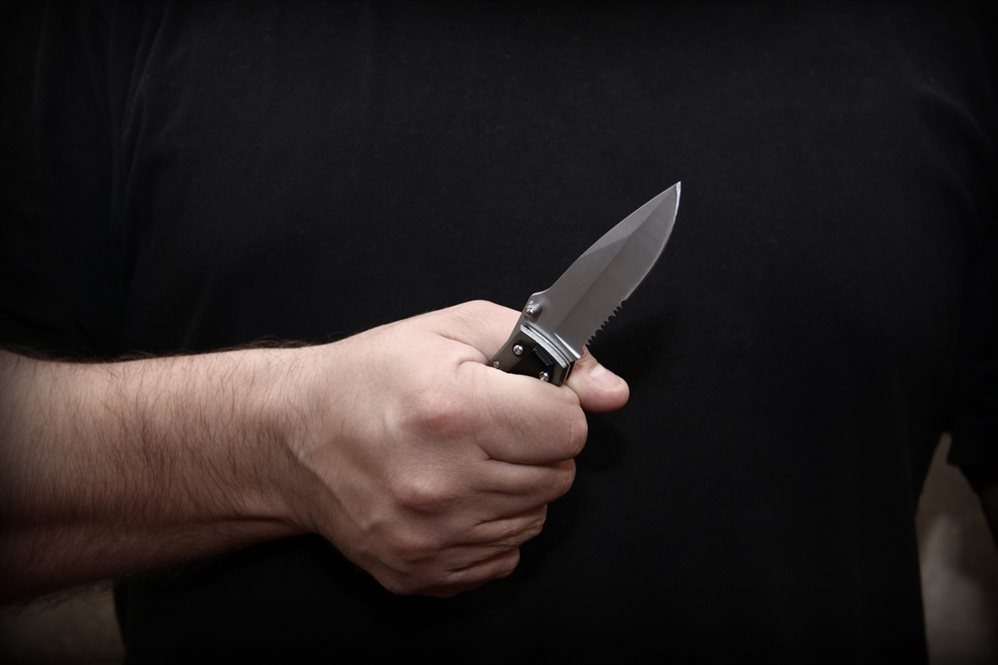 В селе Канадей мужчина напал на знакомого с ножом
