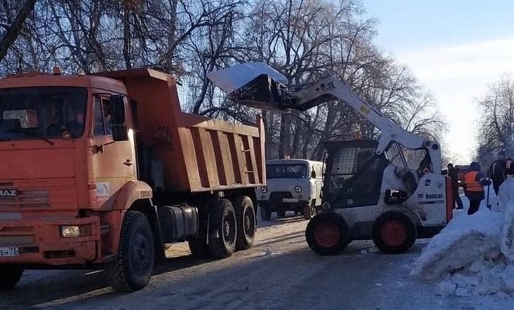 Улицы Ульяновска очищают от наледи и снега