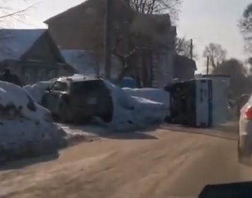 На севере Ульяновска перевернулся полицейский уазик