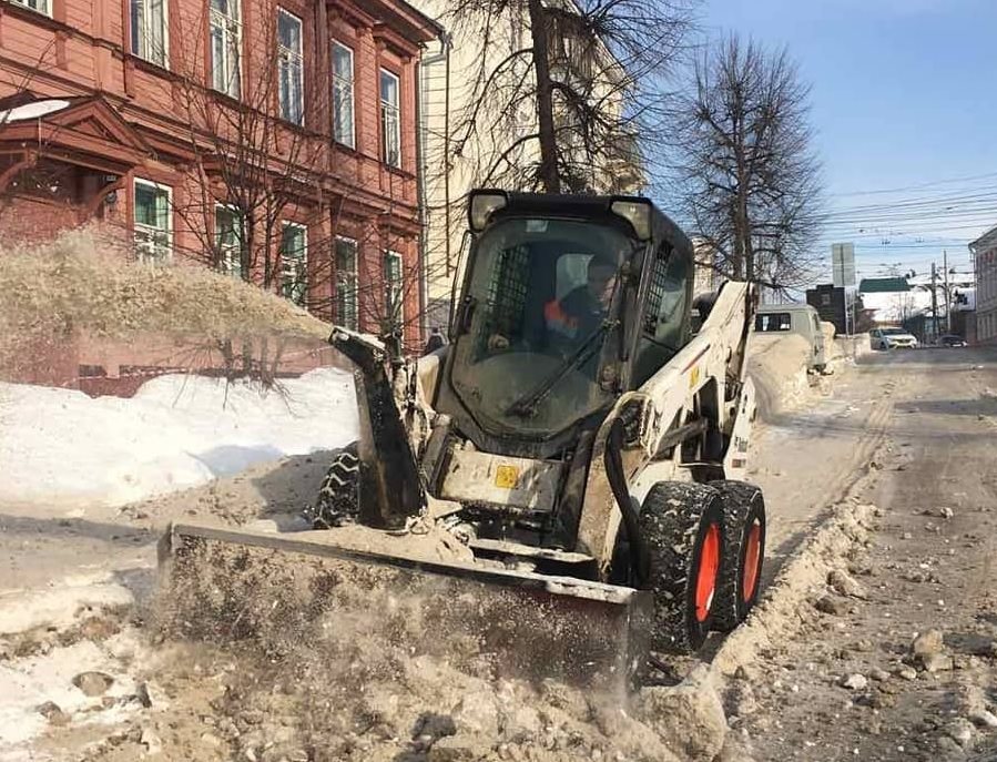 Мосты, тротуары и остановки Ульяновска очищают от снега