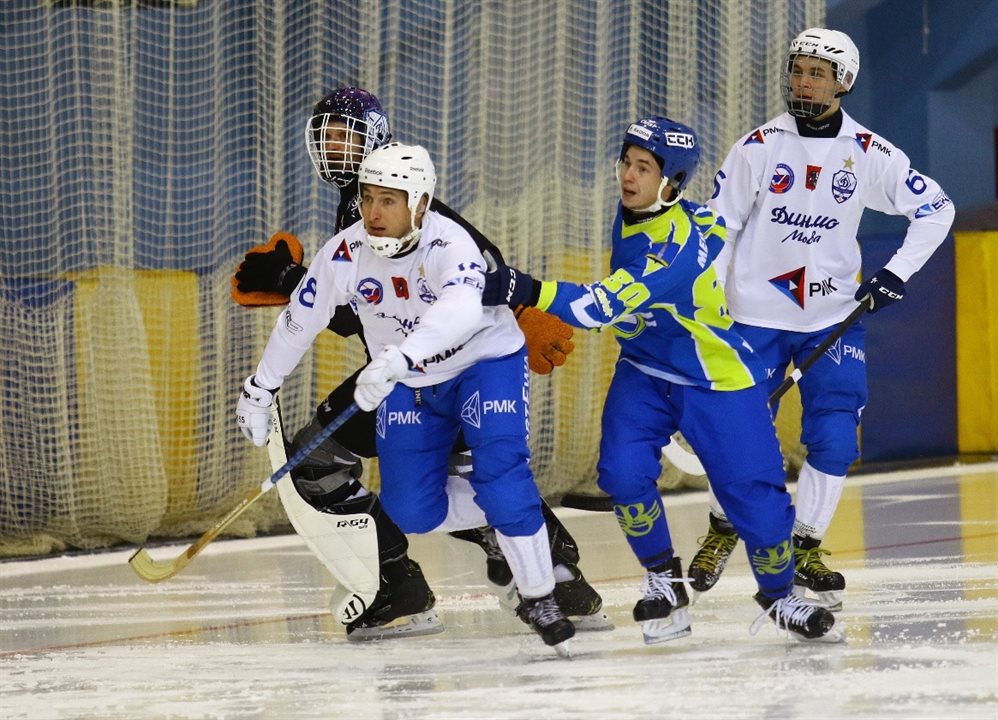 Волга 2006 хоккей с мячом. Волга хоккей с мячом 2011 год. Матч хоккей волга