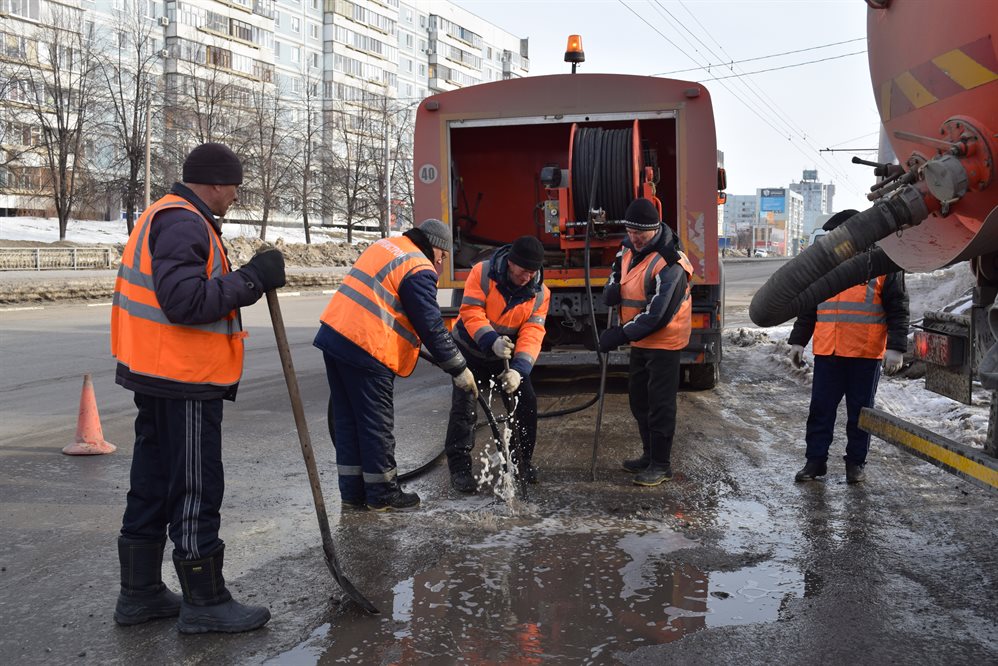 В Ульяновске дорожники очищают ливнёвки