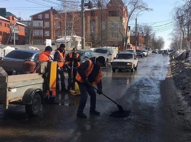 На шести улицах Ульяновска заделывают дорожные ямы