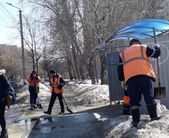 В Ульяновске очищают остановки и тротуары