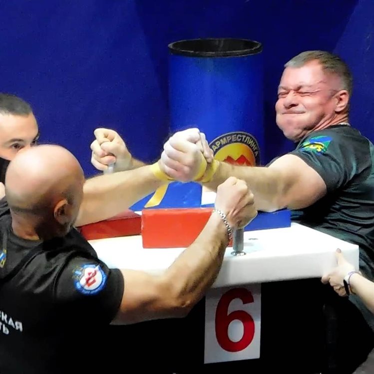 Ульяновец в 10-й раз выиграл чемпионат России по борьбе на руках