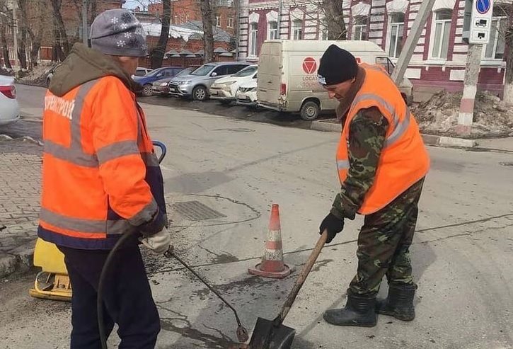 На 16 улицах Ульяновска дороги ремонтируют холодным асфальтом