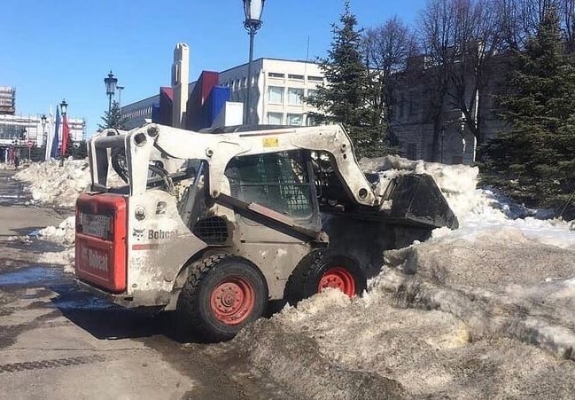 Дорожники Ульяновска продолжают ворошить снежные кучи и валы