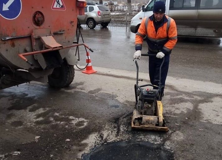 В Ульяновске холодным асфальтом ремонтируют дороги