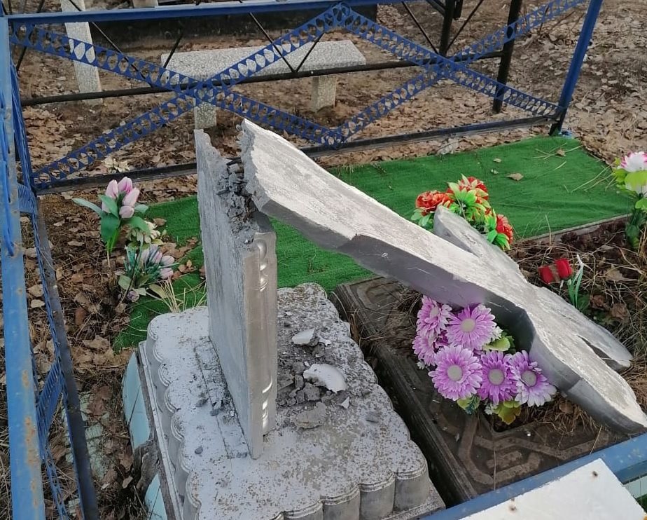 Раскованная могила. Кладбище Инза КИТОВКА. Вандализм на кладбище. Интересные могилы. Могила на кладбище.