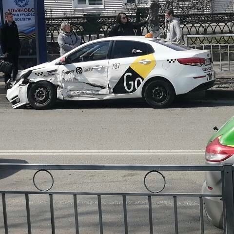 В Ульяновске автомобиль такси угодил в ДТП
