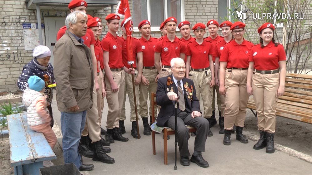 Праздник для каждого. Для ветерана из Ульяновска провели парад у дома