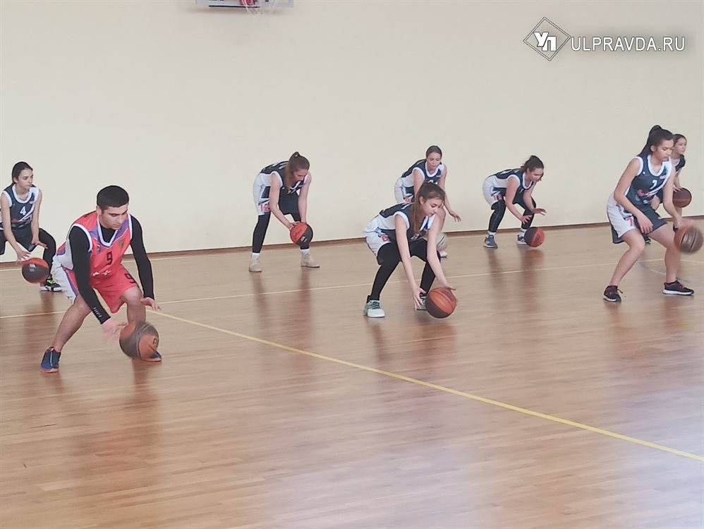 Легенды российского баскетбола дали урок ишеевским школьникам