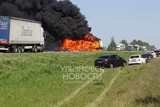 В Николаевском районе фура протаранила два грузовых авто, съехала в кювет и загорелась. Водитель погиб