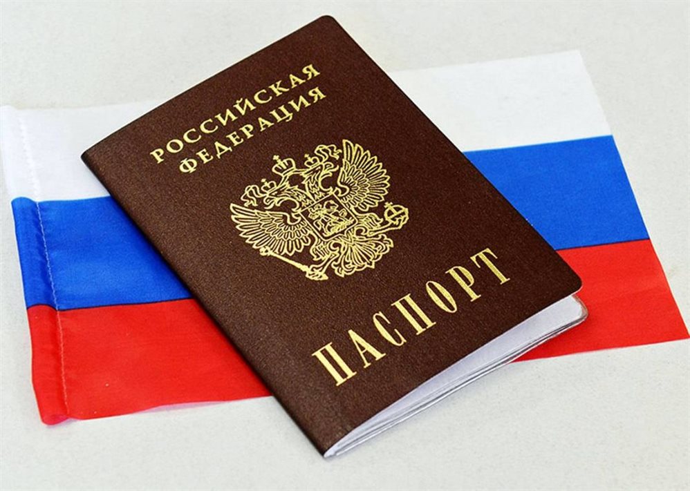 Двум ульяновским школьницам за отличную работу вручат паспорта в Москве