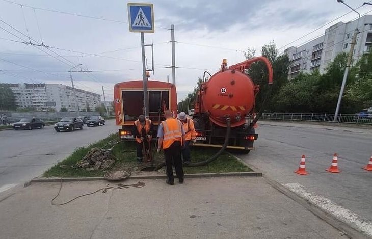Сегодня на 15 улицах Ульяновска чистят ливнёвки