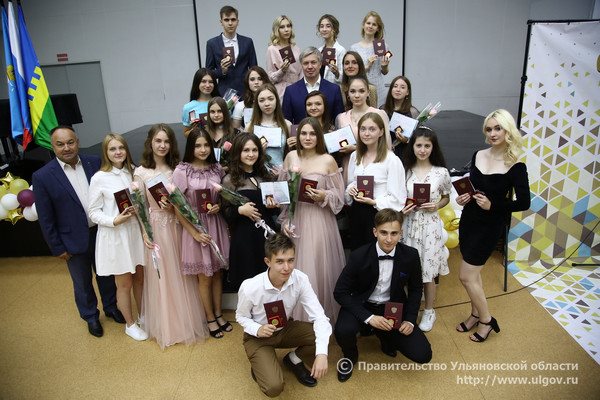 Алексей Русских вручил золотые медали 23 выпускникам школ Инзенского района